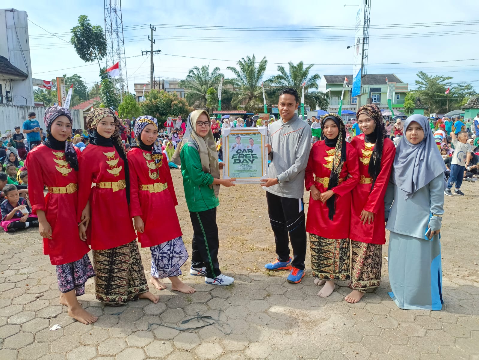 Tampilkan Tarian Kreasi Nusantara di Acara Car Free Day Pemayung, Siswi MAN 5 Batanghari memukau pengunjung