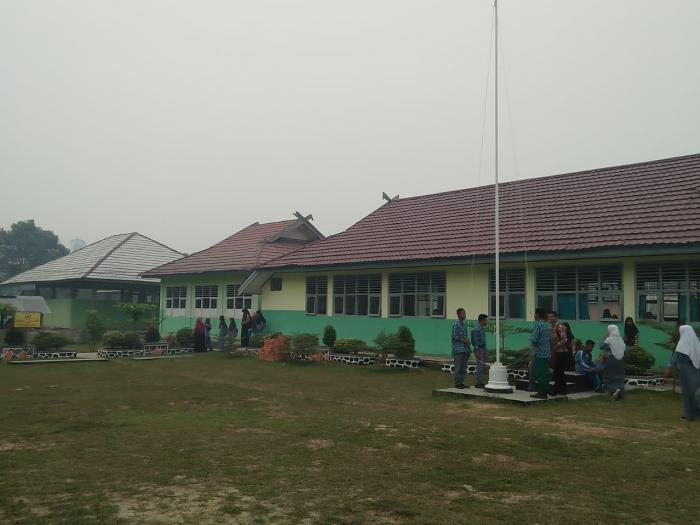 KABUT ASAP KIAN TEBAL, SISWA MAN 5 BATANGHARI KEMBALI DILIBURKAN