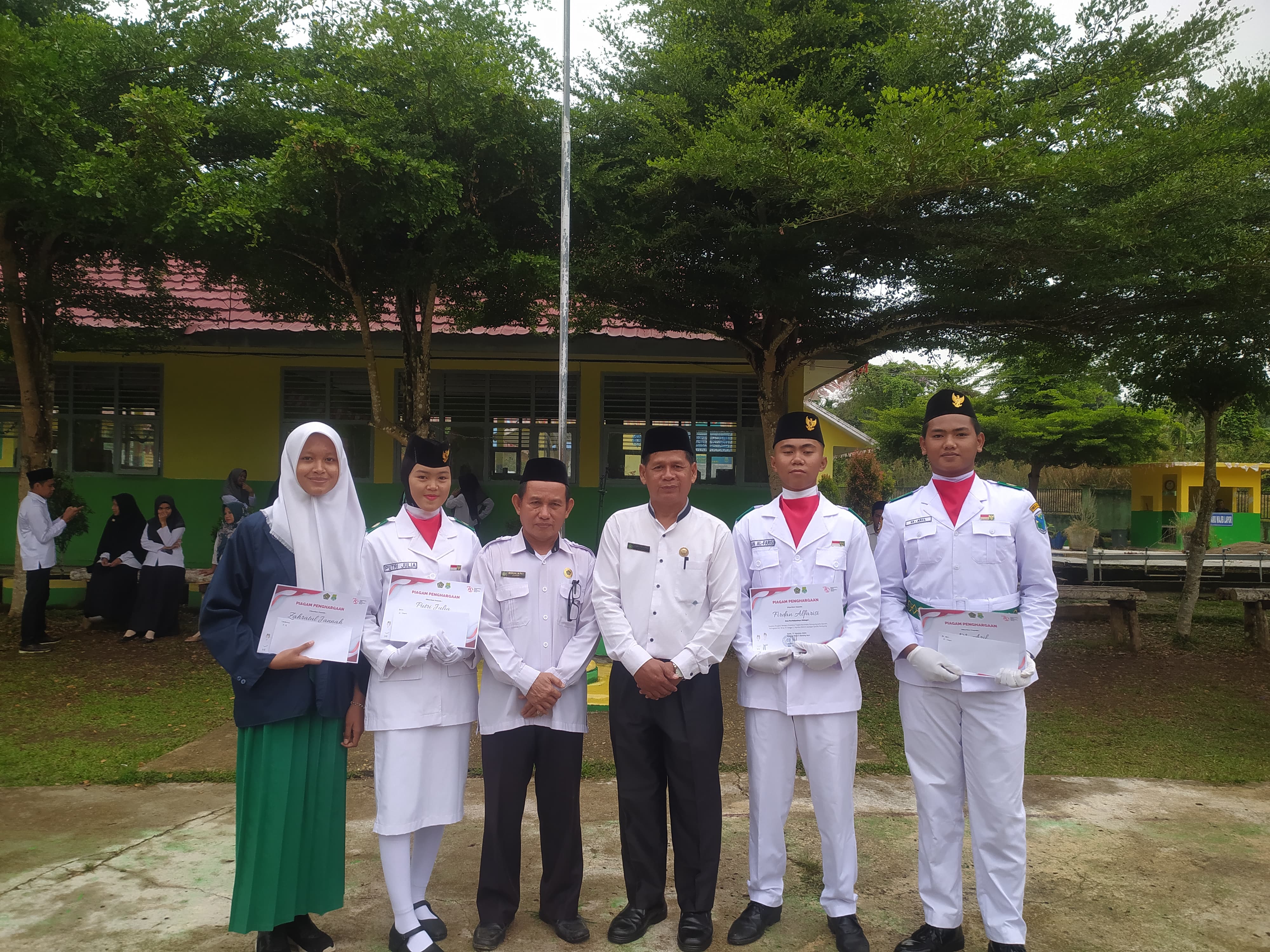 MAN 5 Batanghari beri penghargaan Paskibra 2024