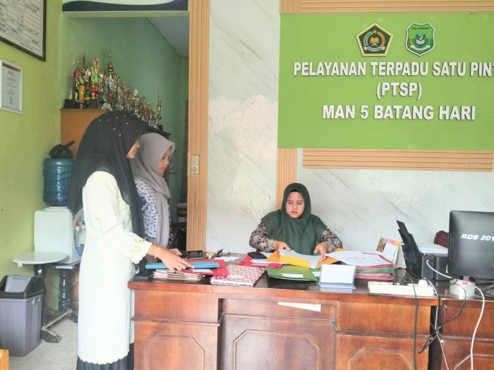 PTSP MAN 5 Batang Hari Layani Pengambilan SKL Siswa Kelas XII yang Telah Lulus