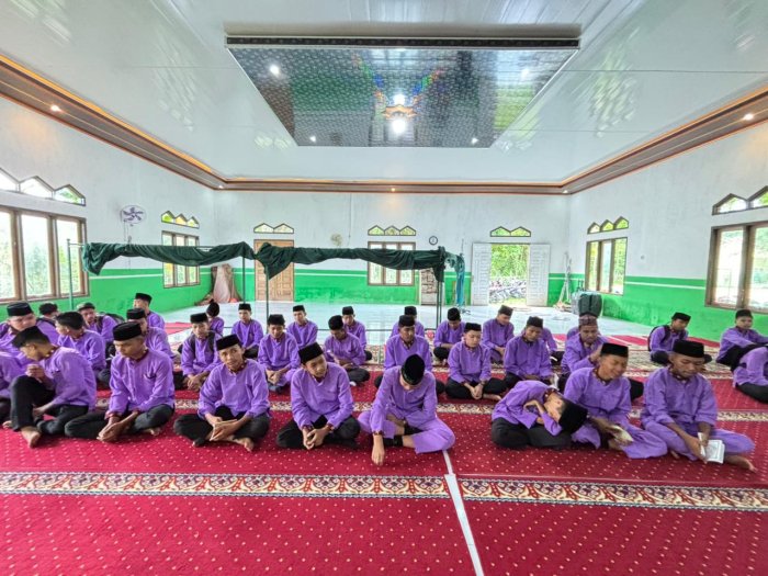 Seluruh Siswa MAN 5 Batang Hari Mengikuti Yasinan Jumat Berlangsung Dengan Khidmat