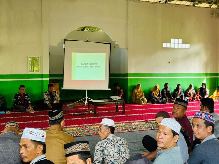 MAN 5 Batang Hari Gelar Rapat Komite Bersama di Mushola Madrasah