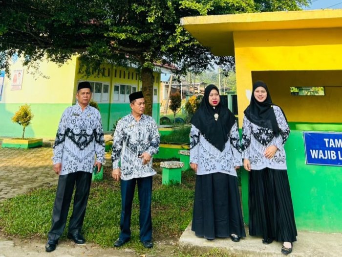 MAN 5 Batang Hari Memakai Baju PGRI Setiap Tanggal 25