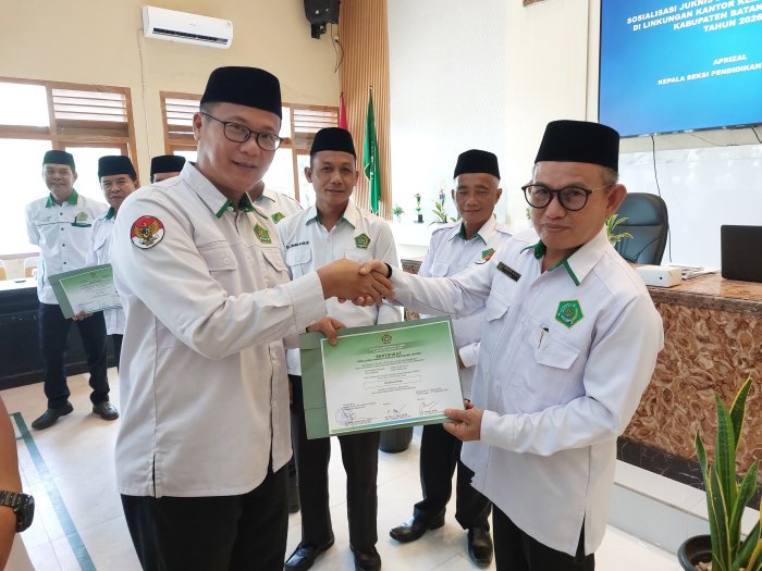 Kamad MAN 5 Batang Hari Terima Piagam Penghargaan Penilaian Kinerja PKKM 2025 Predikat Amat Baik