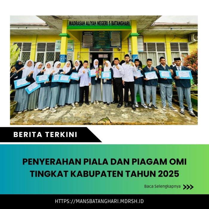Pemberian Piala dan Piagam oleh Bapak Misran, S.Ag., M.Pd. di MAN 5 Batang Hari Senin, 29 September 2025