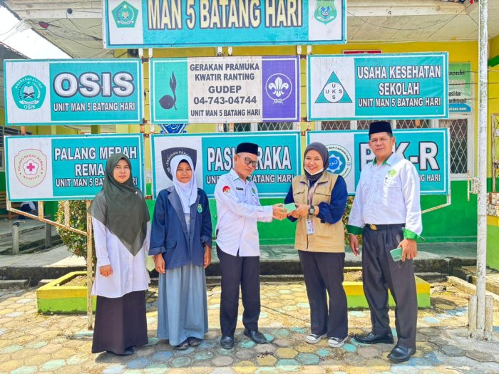 MAN 5 Batang Hari Terima Penyerahan KTA Nasional Gerakan Pramuka