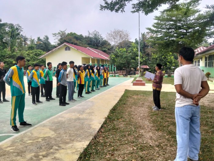 Peserta Lomba Gerak Jalan 17 Agustus Berlatih Penuh Semangat di Lapangan MAN 5 Batang Hari Peserta Lomba Gerak Jalan 17 Agustus Berlatih Penuh Semangat di Lapangan MAN 5 Batang Hari