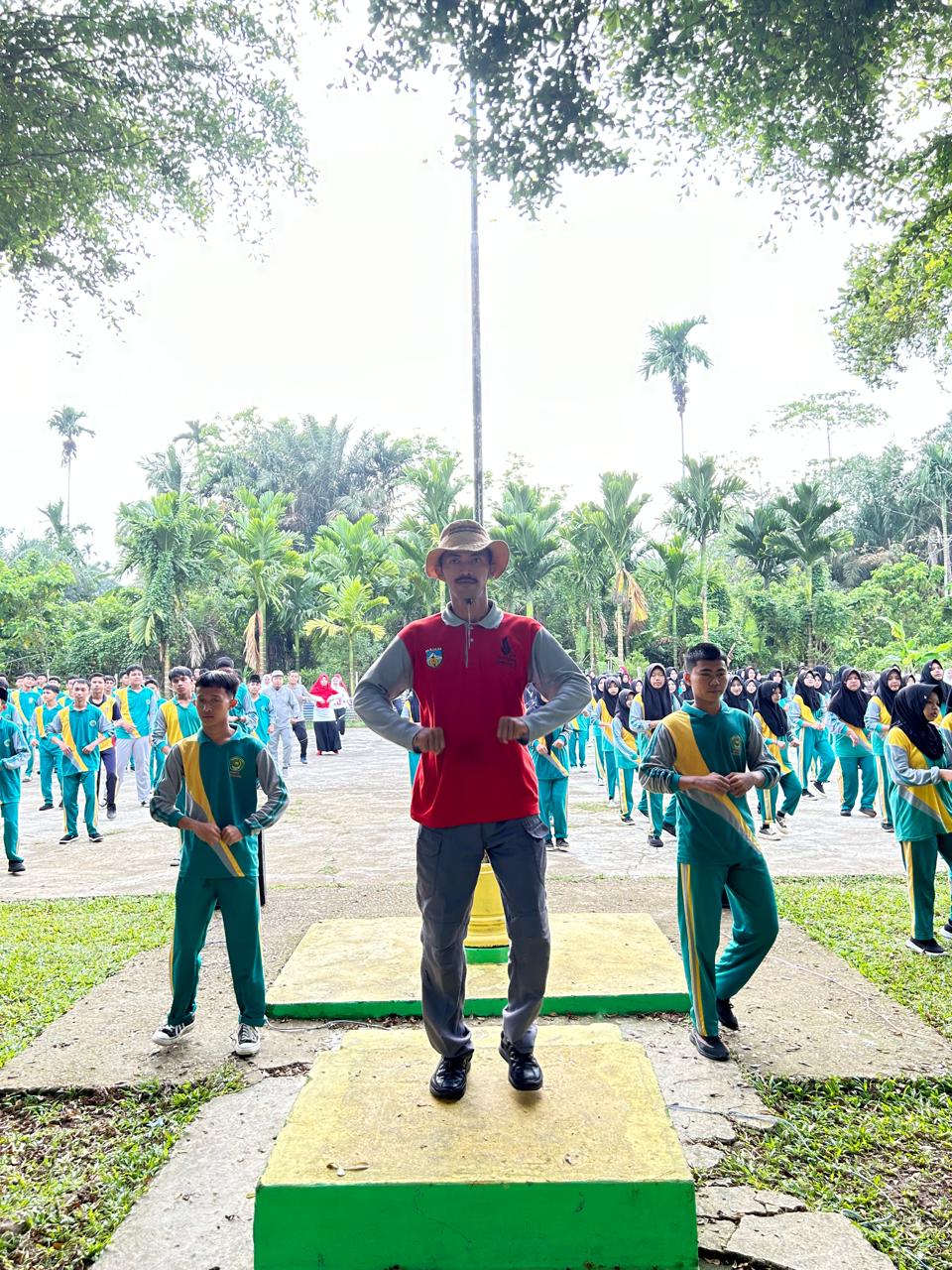 Siswa Siswi MAN 5 Batang Hari Laksanakan Senam Pagi Rutin Bersama Majelis Guru, Dipimpin Langsung oleh Kepala Madrasah