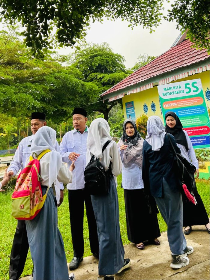 Majelis Guru MAN 5 Batang Hari Laksanakan Kegiatan Rutin 5S Menyambut Siswa