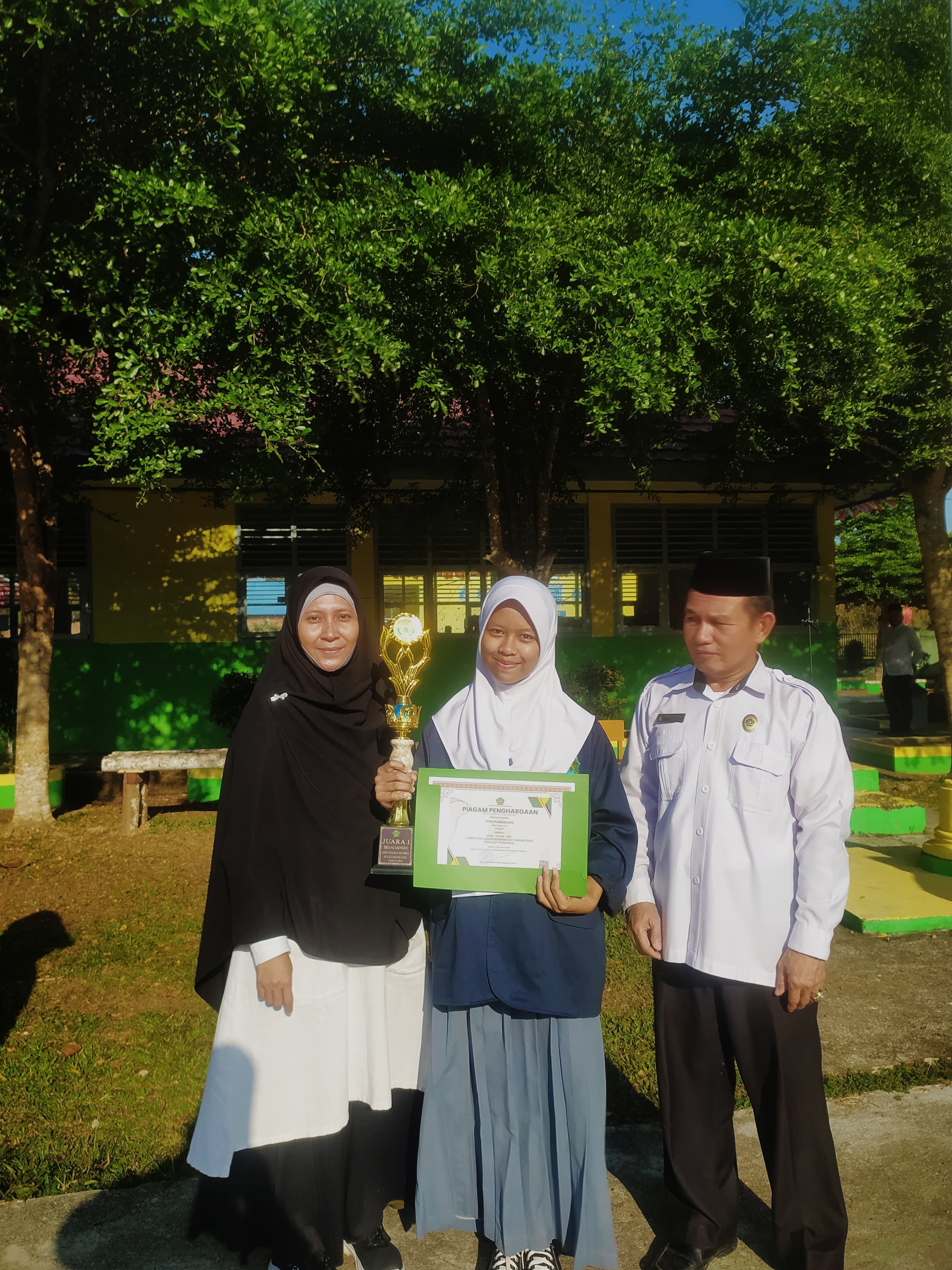 Fitri Ramadani Terima Penghargaan Sebagai Peserta KSM Tingkat Provinsi Jambi dari MAN 5 Batanghari