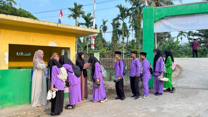 Kegiatan Rutin Setiap Jumat Membaca Surah Yasin di Mushollah MAN 5 Batang Hari Dengan Petugas Kelas XII.2