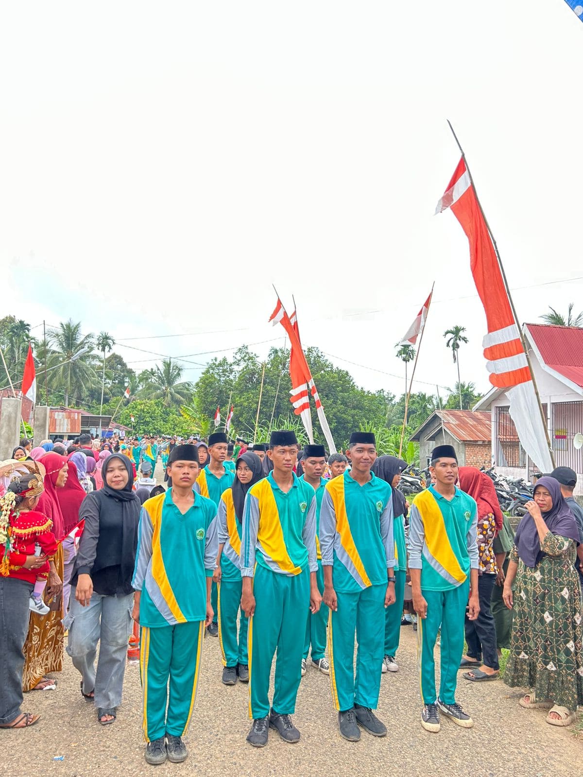 Siswa-Siswi MAN 5 Batang Hari Antusias Ikuti Pawai Gerak Jalan HUT RI ke-80 di Desa Selat