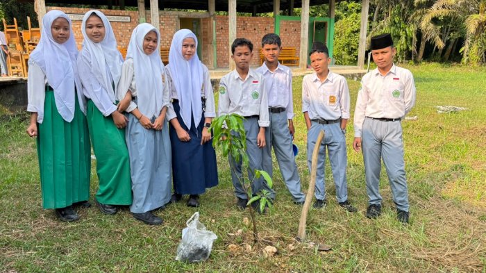 Program ASRI Peserta MATAMUDA MAN 5 Batang Hari Tanam Pohon Bersama di Lingkungan Madrasah Dihari Terakhir Penutupan Program ASRI Peserta MATAMUDA MAN 5 Batang Hari Tanam Pohon Bersama di Lingkungan Madrasah Dihari Terakhir Penutupan